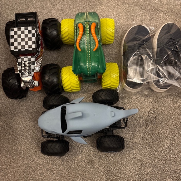 Car and shoe bundle - Picture 1 of 1